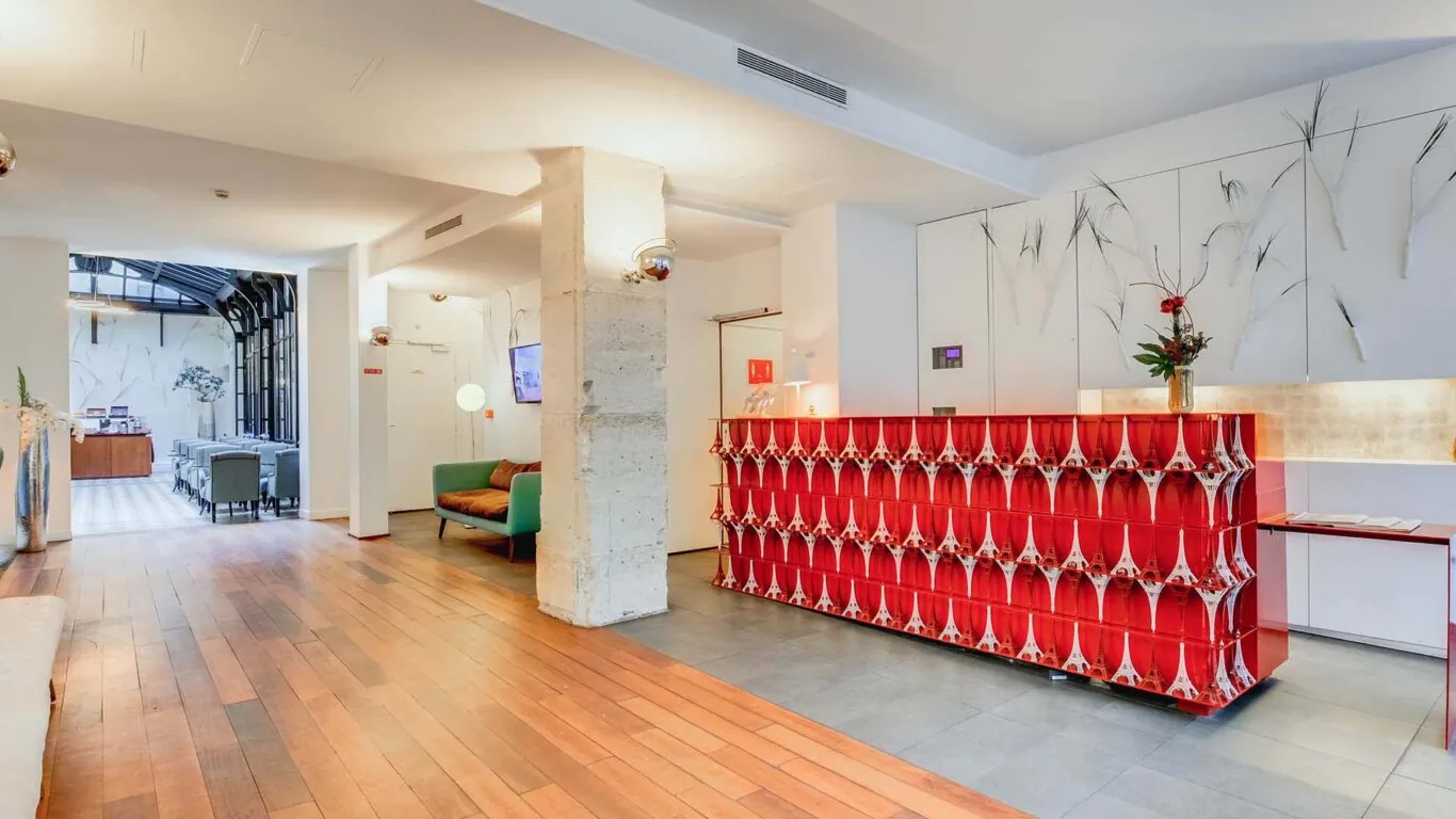 Réception de l’hôtel Joyce 3 étoiles du groupe Astotel à Paris, offrant une atmosphère conviviale et un accueil chaleureux
