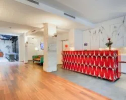 Réception de l’hôtel Joyce 3 étoiles du groupe Astotel à Paris, offrant une atmosphère conviviale et un accueil chaleureux