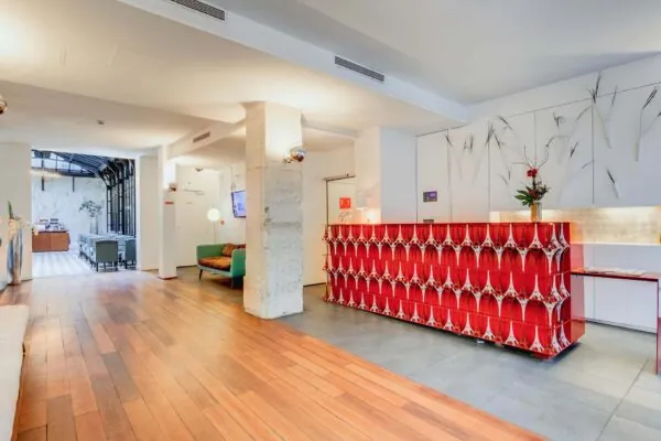Réception de l’hôtel Joyce 3 étoiles du groupe Astotel à Paris, offrant une atmosphère conviviale et un accueil chaleureux