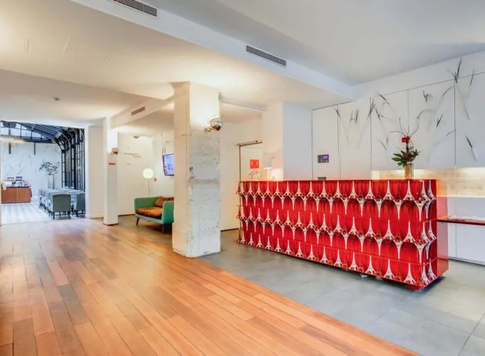 Réception de l’hôtel Joyce 3 étoiles du groupe Astotel à Paris, offrant une atmosphère conviviale et un accueil chaleureux