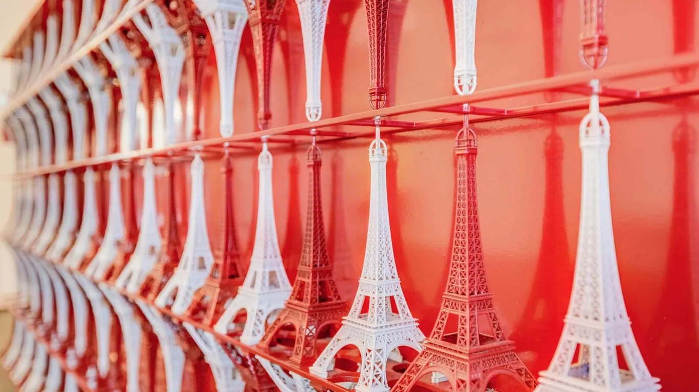 Réception de l’hôtel Joyce 3 étoiles du groupe Astotel à Paris, offrant une atmosphère conviviale et un accueil chaleureux