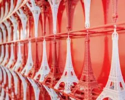 Réception de l’hôtel Joyce 3 étoiles du groupe Astotel à Paris, offrant une atmosphère conviviale et un accueil chaleureux