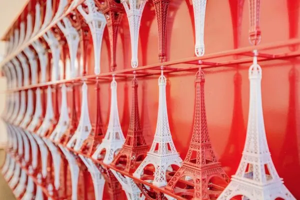 Réception de l’hôtel Joyce 3 étoiles du groupe Astotel à Paris, offrant une atmosphère conviviale et un accueil chaleureux