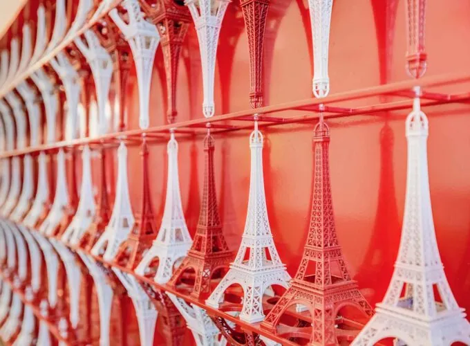 Réception de l’hôtel Joyce 3 étoiles du groupe Astotel à Paris, offrant une atmosphère conviviale et un accueil chaleureux