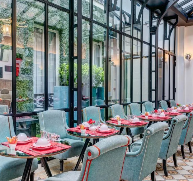 巴黎雅斯特酒店集团乔伊斯三星级酒店早餐厅，位于玻璃屋顶下，装饰独特，后方设有自助餐台