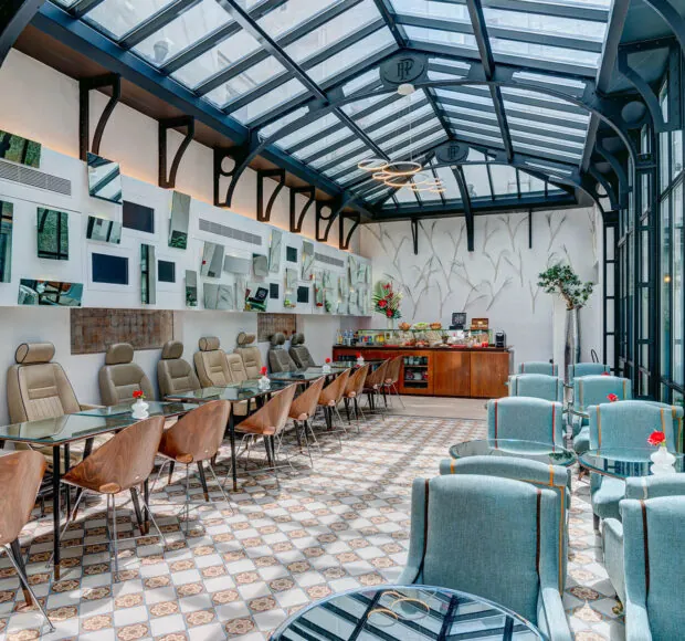 Sala colazioni dell’Hotel Joyce 3 stelle del gruppo Astotel a Parigi, situata sotto una tettoia in vetro con arredi originali e un buffet sul retro