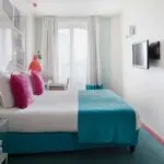 Vue sur un lit Queen d’une Chambre Double à l’Hôtel 123 Sébastopol