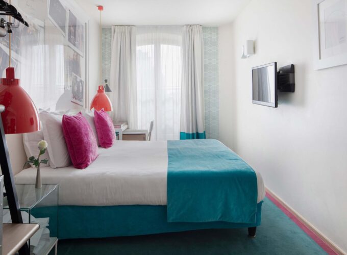 Vue sur un lit Queen d’une Chambre Double à l’Hôtel 123 Sébastopol