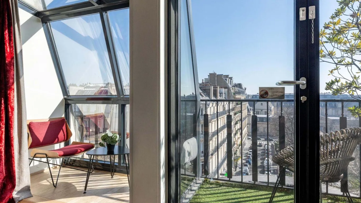 Chambre Privilège parfaite pour 1, 2 ou 3 personnes, offrant confort, élégance et tranquillité pour un séjour exceptionnel et raffiné, avec une vue imprenable sur le centre de Paris