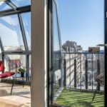 Chambre Privilège parfaite pour 1, 2 ou 3 personnes, offrant confort, élégance et tranquillité pour un séjour exceptionnel et raffiné, avec une vue imprenable sur le centre de Paris