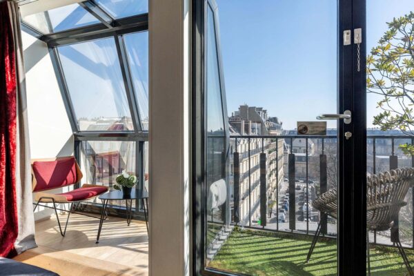 Chambre Privilège parfaite pour 1, 2 ou 3 personnes, offrant confort, élégance et tranquillité pour un séjour exceptionnel et raffiné, avec une vue imprenable sur le centre de Paris