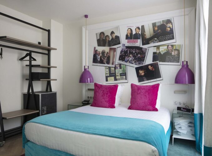 Lit king size d’une Chambre Double Privilège à l’Hôtel 123 Sébastopol