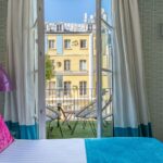 Vue du lit d’une Chambre Double Privilège à l’Hôtel 123 Sébastopol