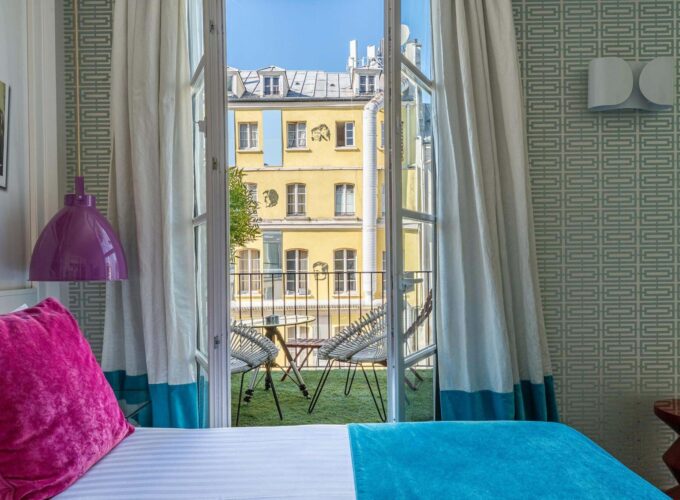 Vue du lit d’une Chambre Double Privilège à l’Hôtel 123 Sébastopol