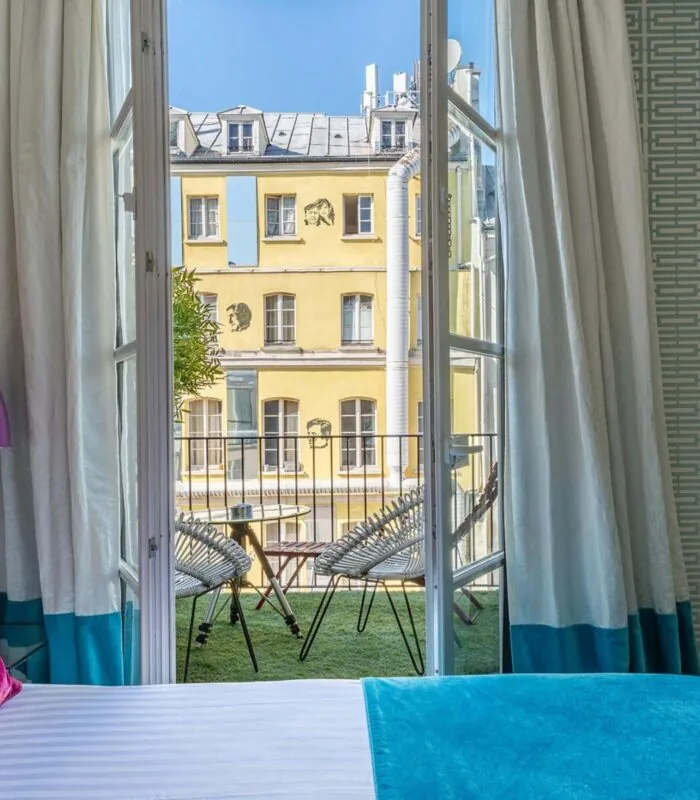 Vue du lit d’une Chambre Double Privilège à l’Hôtel 123 Sébastopol