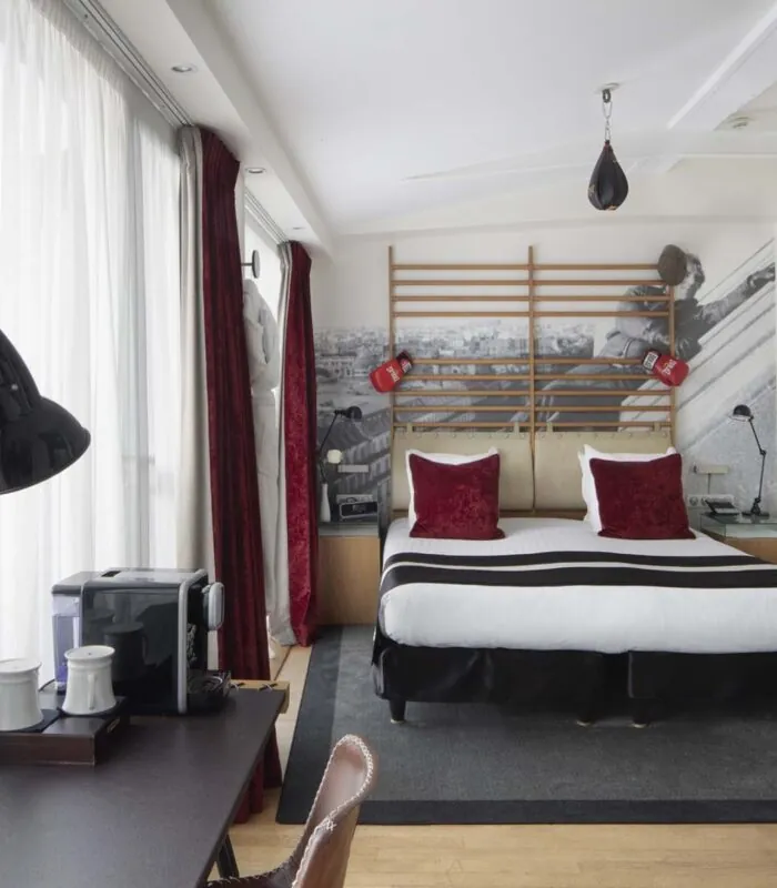 Vue du lit king size d’une Chambre Familiale Privilège avec balcon à l’Hôtel 123 Sébastopol