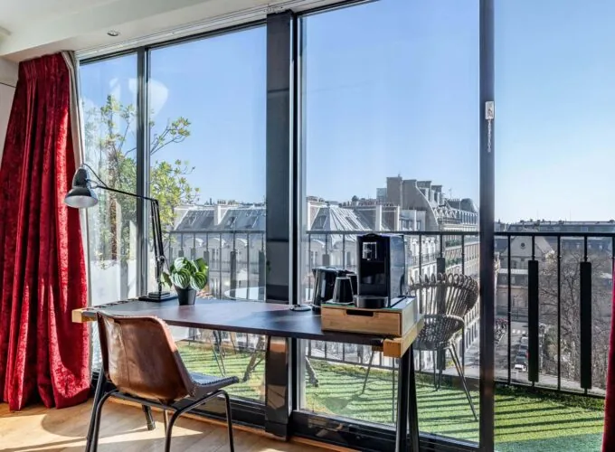 Vue depuis le bureau d’une Chambre Familiale Privilège avec balcon à l’Hôtel 123 Sébastopol