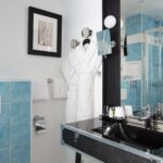 Salle de bain d’une Chambre Double Privilège avec balcon à l’Hôtel 123 Sébastopol