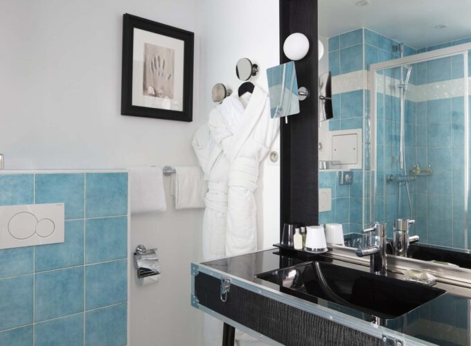 Salle de bain d’une Chambre Double Privilège avec balcon à l’Hôtel 123 Sébastopol