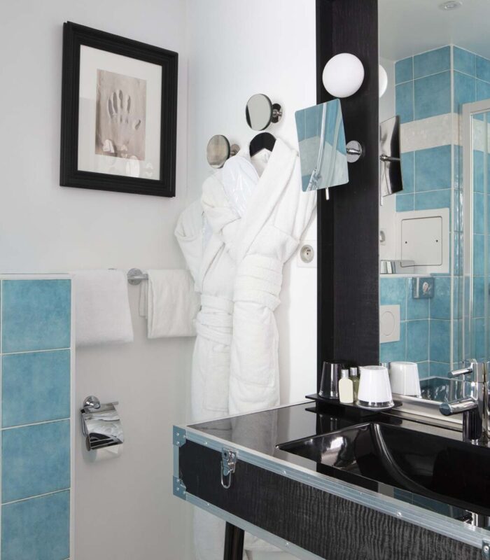 Salle de bain d’une Chambre Double Privilège avec balcon à l’Hôtel 123 Sébastopol