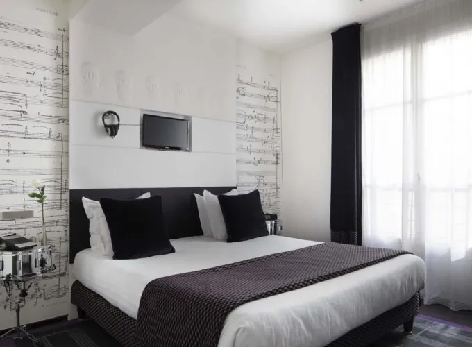 Lit king size d’une Chambre Familiale Privilège avec balcon à l’Hôtel 123 Sébastopol