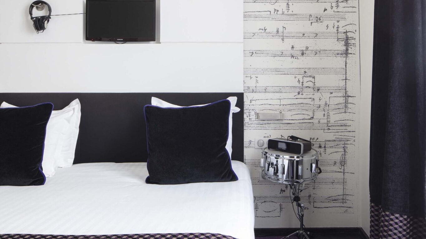 Chambre Double Supérieure, parfaite pour 1 ou 2 personnes, offrant élégance et confort pour un séjour raffiné et relaxant à l’Hôtel 123 Sébastopol