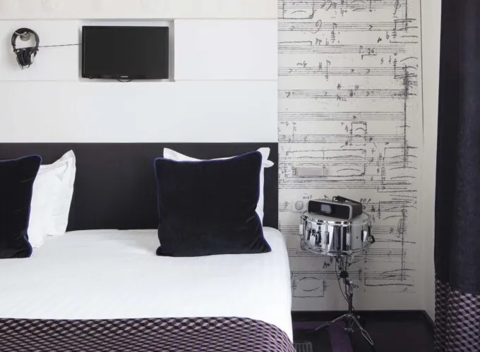 Chambre Double Supérieure, parfaite pour 1 ou 2 personnes, offrant élégance et confort pour un séjour raffiné et relaxant à l’Hôtel 123 Sébastopol