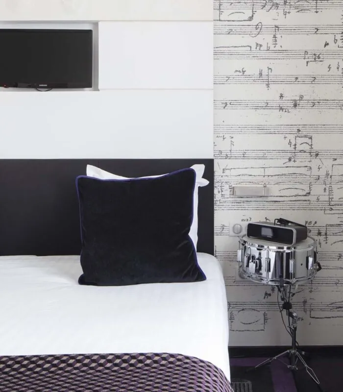 Chambre Double Supérieure, parfaite pour 1 ou 2 personnes, offrant élégance et confort pour un séjour raffiné et relaxant à l’Hôtel 123 Sébastopol