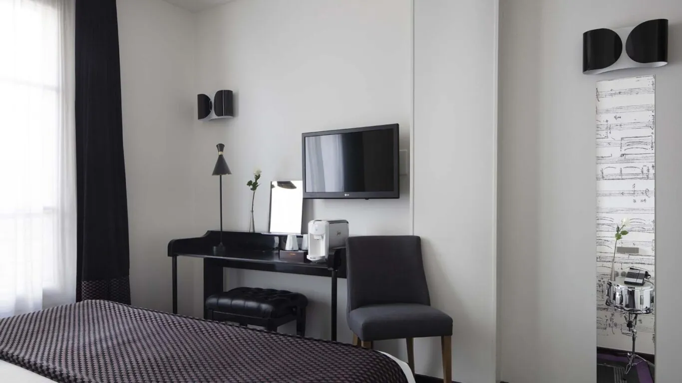 Chambre Supérieure, parfaite pour 1 ou 2 personnes, offrant élégance et confort pour un séjour raffiné et relaxant