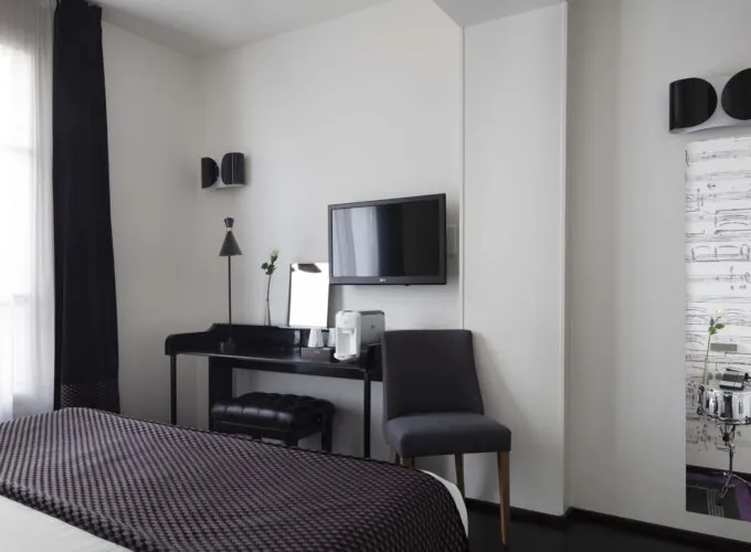 Chambre Supérieure, parfaite pour 1 ou 2 personnes, offrant élégance et confort pour un séjour raffiné et relaxant