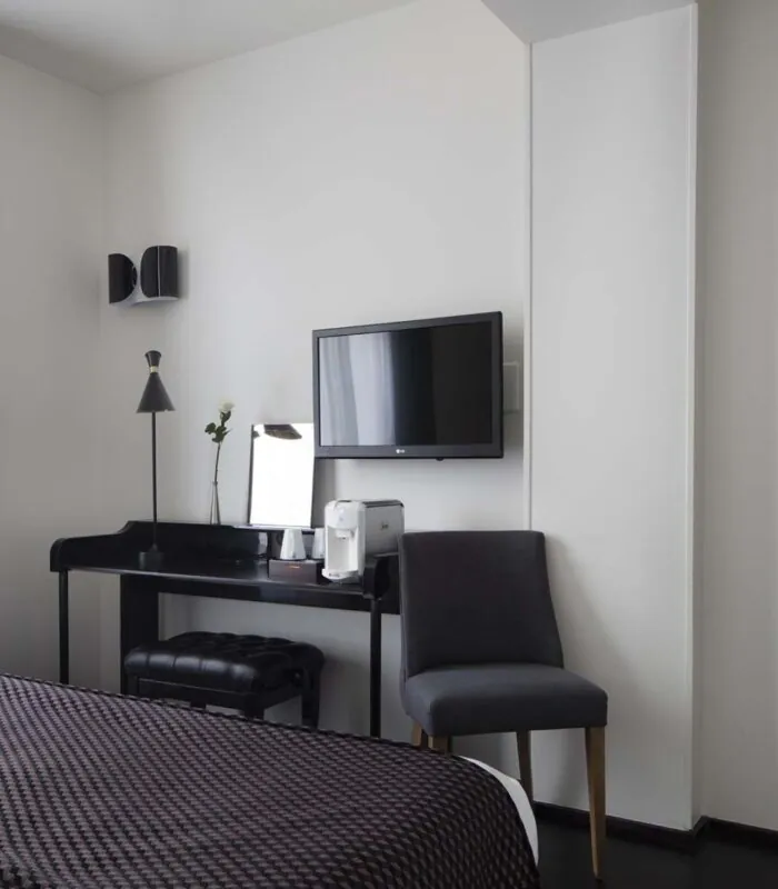 Chambre Supérieure, parfaite pour 1 ou 2 personnes, offrant élégance et confort pour un séjour raffiné et relaxant