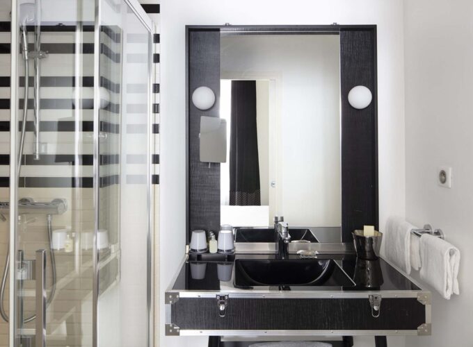 Salle de bain d’une Chambre Familiale Privilège avec balcon à l’Hôtel 123 Sébastopol