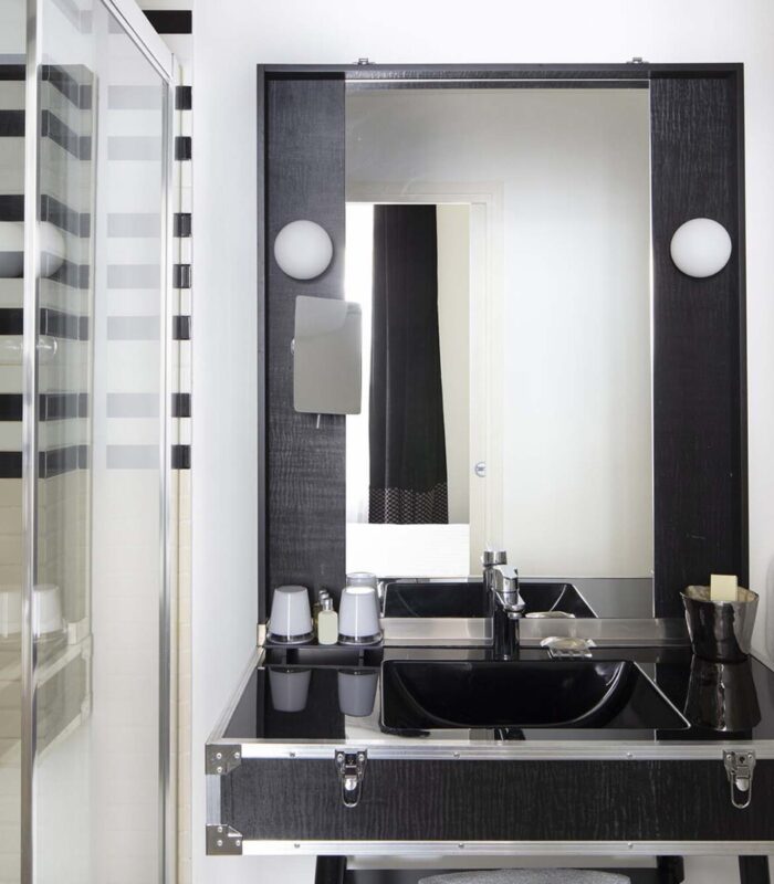 Salle de bain d’une Chambre Familiale Privilège avec balcon à l’Hôtel 123 Sébastopol