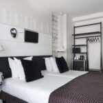 Lit king size dans une Chambre Familiale Supérieure à l’Hôtel 123 Sébastopol