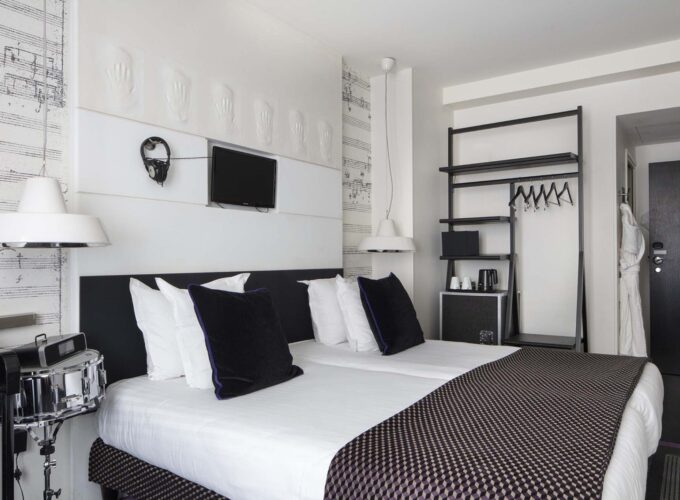 Lit king size dans une Chambre Familiale Supérieure à l’Hôtel 123 Sébastopol