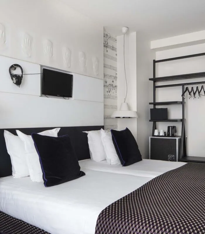 Lit king size dans une Chambre Familiale Supérieure à l’Hôtel 123 Sébastopol