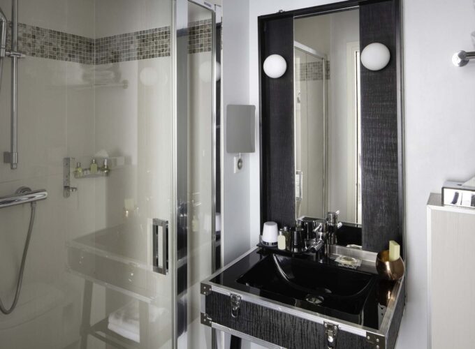 Salle de bain d’une Chambre Twin à l’Hôtel 123 Sébastopol