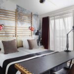 Vue sur deux lits simples et un bureau d'une Twin Privilège à l’Hôtel Le 123 Sébastopol