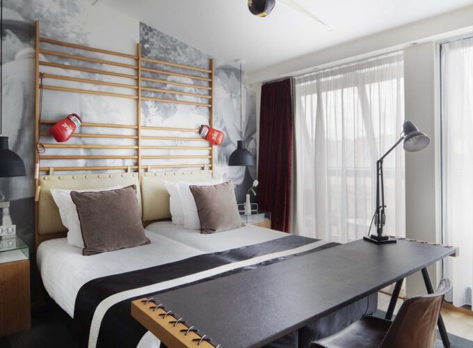 Vue sur deux lits simples et un bureau d'une Twin Privilège à l’Hôtel Le 123 Sébastopol