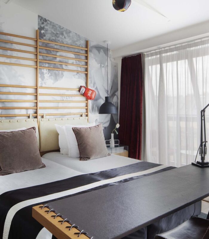 Vue sur deux lits simples et un bureau d'une Twin Privilège à l’Hôtel Le 123 Sébastopol