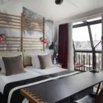 Vue sur deux lits simples de la Chambre Twin Privilège avec balcon