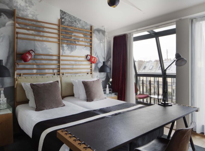 Vue sur deux lits simples de la Chambre Twin Privilège avec balcon