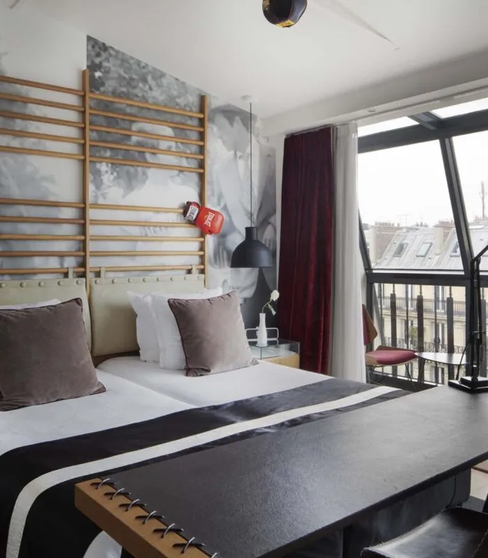 Vue sur deux lits simples de la Chambre Twin Privilège avec balcon