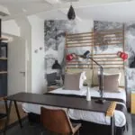 Vue du lit et du bureau de la Chambre Twin Privilège avec balcon à l’Hôtel 123 Sébastopol