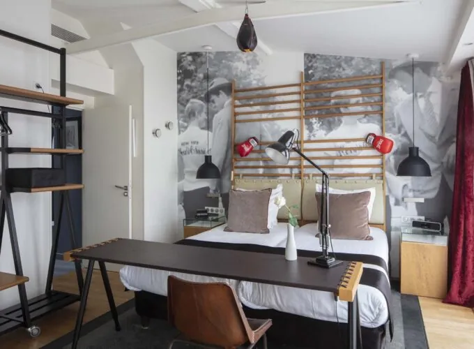 Vue du lit et du bureau de la Chambre Twin Privilège avec balcon à l’Hôtel 123 Sébastopol