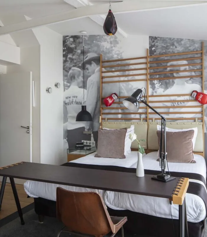 Vue du lit et du bureau de la Chambre Twin Privilège avec balcon à l’Hôtel 123 Sébastopol