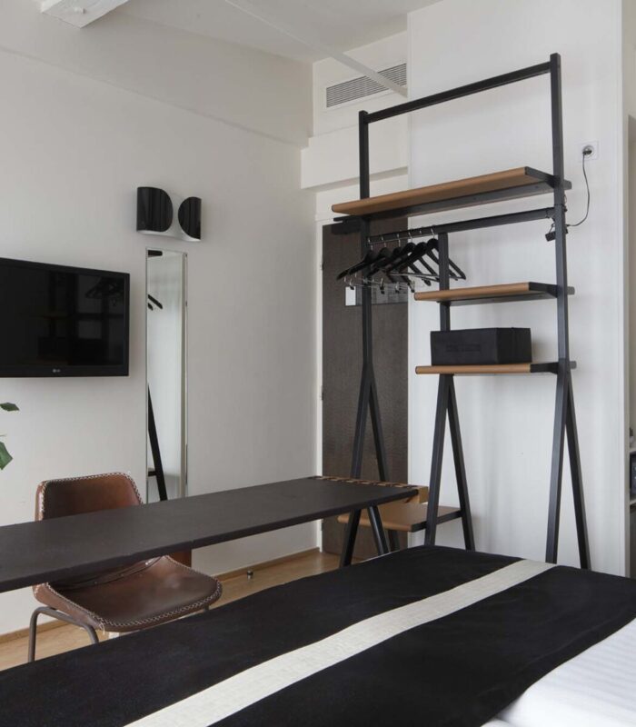 Vue sur l’intérieur et l’écran de télévision d’une Chambre Twin Privilège avec balcon à l’Hôtel 123 Sébastopol