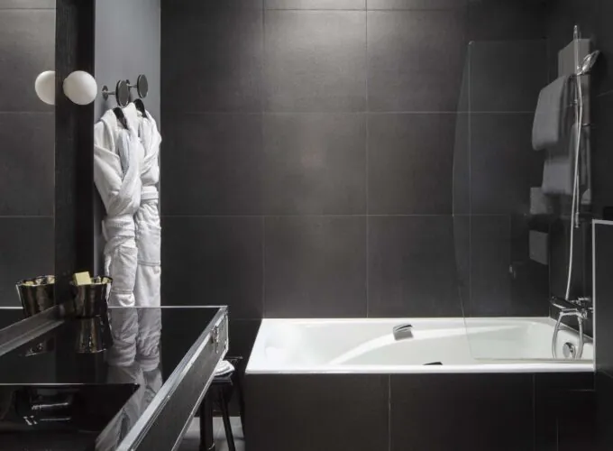 Salle de bain d’une Chambre Twin Privilège avec balcon à l’Hôtel 123 Sébastopol