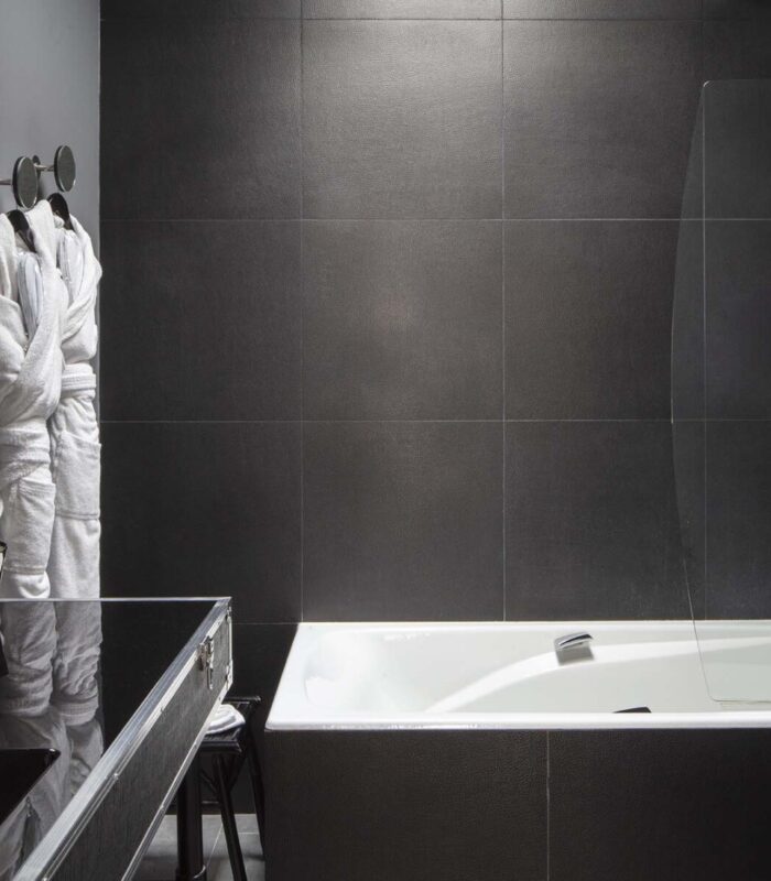 Salle de bain d’une Chambre Twin Privilège avec balcon à l’Hôtel 123 Sébastopol