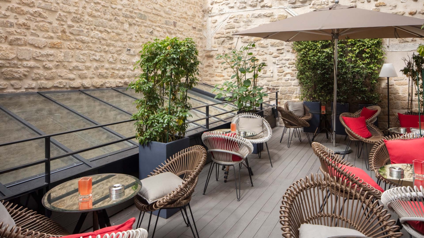 La cour intérieure de l’Hôtel Le 123 Sébastopol, avec son atmosphère calme et apaisante